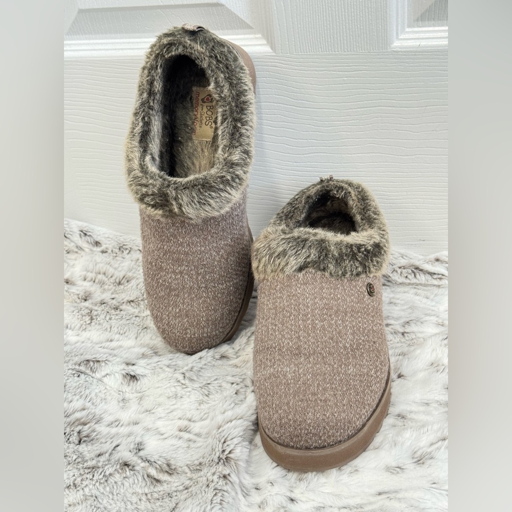 Women’s Skechers BOBS Keepsakes - Ice Angel slippers in a light brown. Sz 9